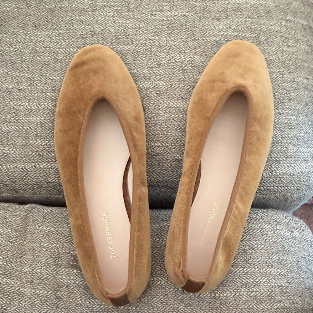 Tuckernuck Women's Camel Suede Flats